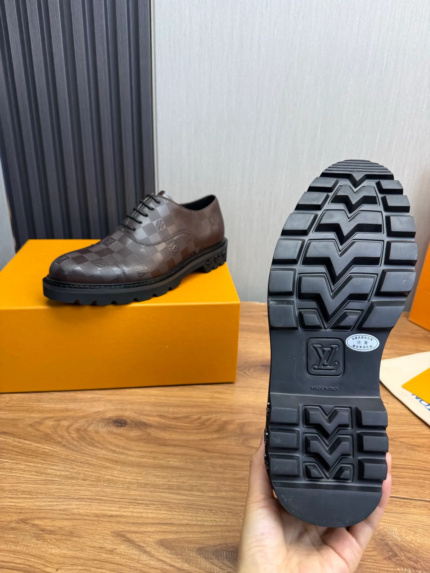 Men's shoes 💰900💰 LV. Men's casual lace-up leather shoes, the latest hot style 🔥 1:1 original purchase quality, top quality goods ⬆️The upper is imported open-edge beaded cowhide, cowhide, and cow suede. The hand-made three-dimensional stitching highlights the round toe design. The inner foot pads are all imported cowhide, with the original wear-resistant foam outsole, matching code 39-44, (38, 45 custom-made, non-refundable)